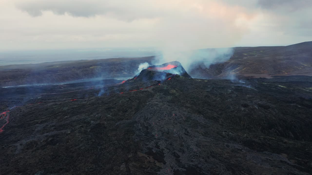 Vista aerea di eruzione vulcanica attiva e colata lavica nel vulcano Fagradalsfjall, Islanda - ripresa con drone