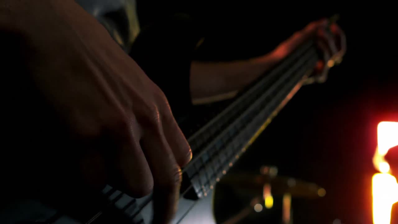 primer plano del hombre tocando el bajo