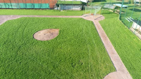 Ascendiendo-Sobre-El-Campo-De-Béisbol-Verde-En-Heidelberg-Alemania