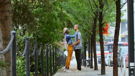 pareja abrazándose en la ciudad 4k