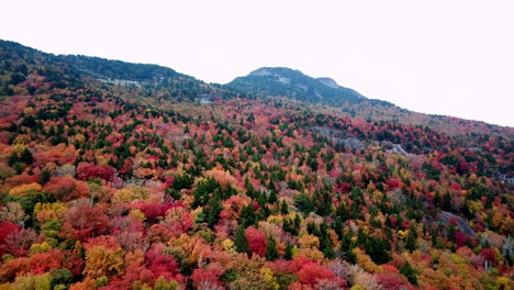 Großvater-Berg-NC-Herbstfarben,-Großvater-Berg-North-Carolina-Antenne