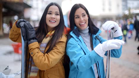 dos hermosas jóvenes morenas que hacen snowboard