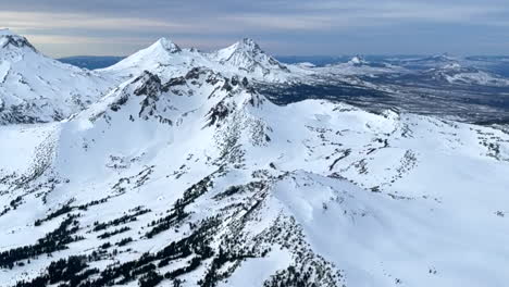 Vista-Panorámica-Sobre-Las-Cascadas-De-Oregon-Desde-Un-Helicóptero