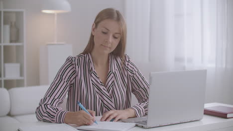 La-Joven-Estudiante-Está-Aprendiendo-De-Forma-Independiente-Escuchando-Por-Internet-La-Conferencia-En-Línea-Del-Profesor.