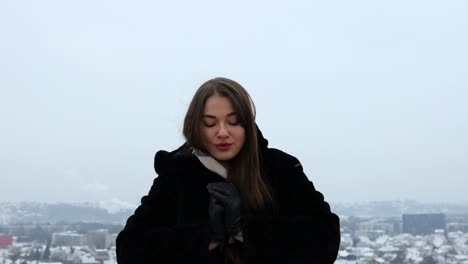 Mujer-Atractiva-Rezando-Al-Cielo-Afuera-En-Una-Montaña-Con-Abrigo-Negro