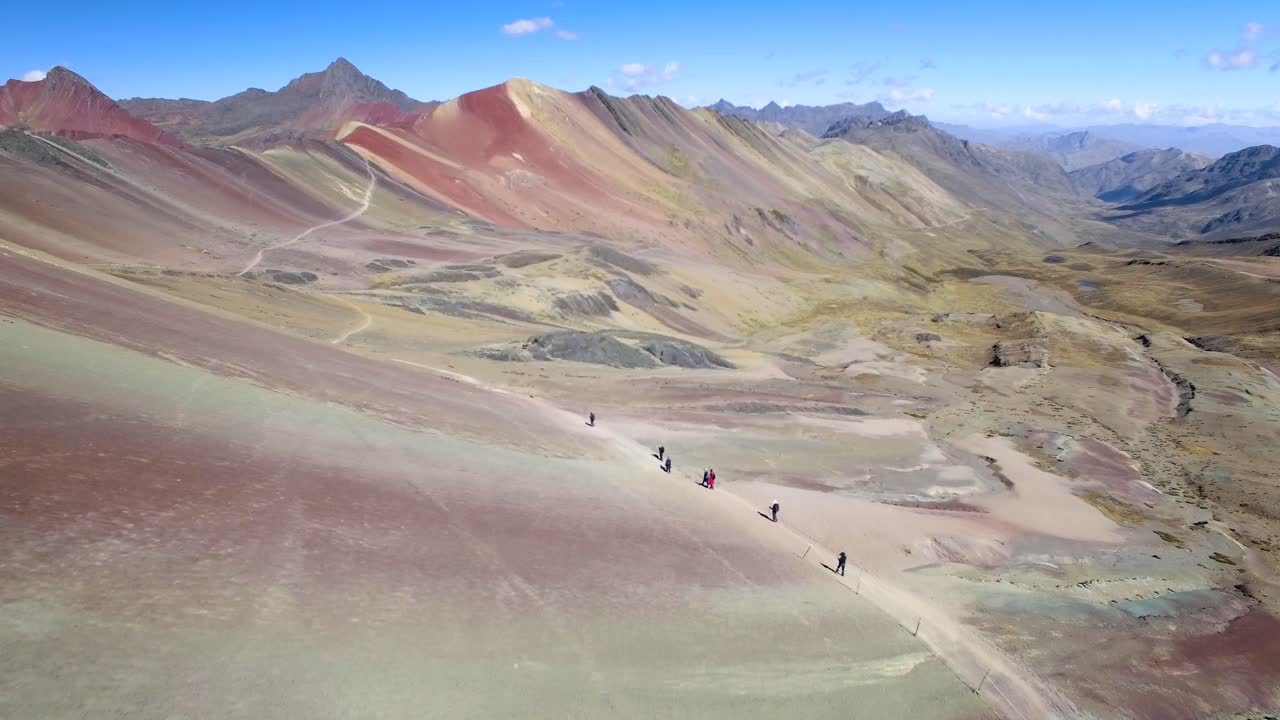 Vista aerea di escursionisti che fanno trekking lungo la Montagna Arcobaleno nelle Ande del Perù
