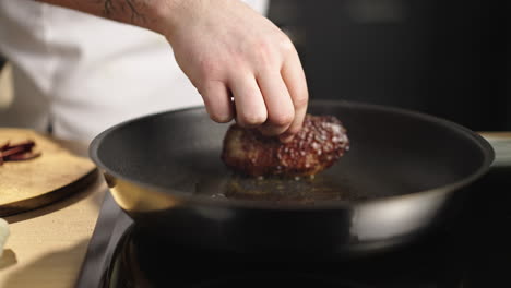 cocinar un filete en una sartén