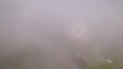 tomada aérea de drones de magníficas nubes vistas sobre la ciudad de oxapampa, perú