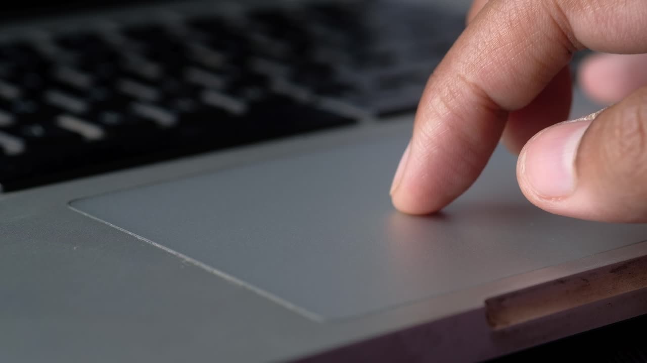 persona que utiliza el panel táctil del portátil