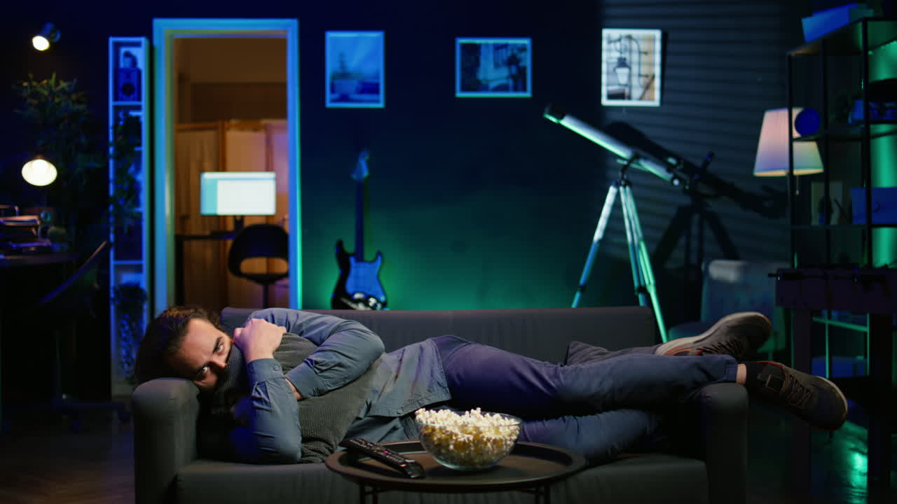 tv를 보고 있는 베개를 안고 누워있는 남자, 영화 줄거리에 의해 가이 부러진