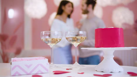 una pareja celebrando el día de san valentín.