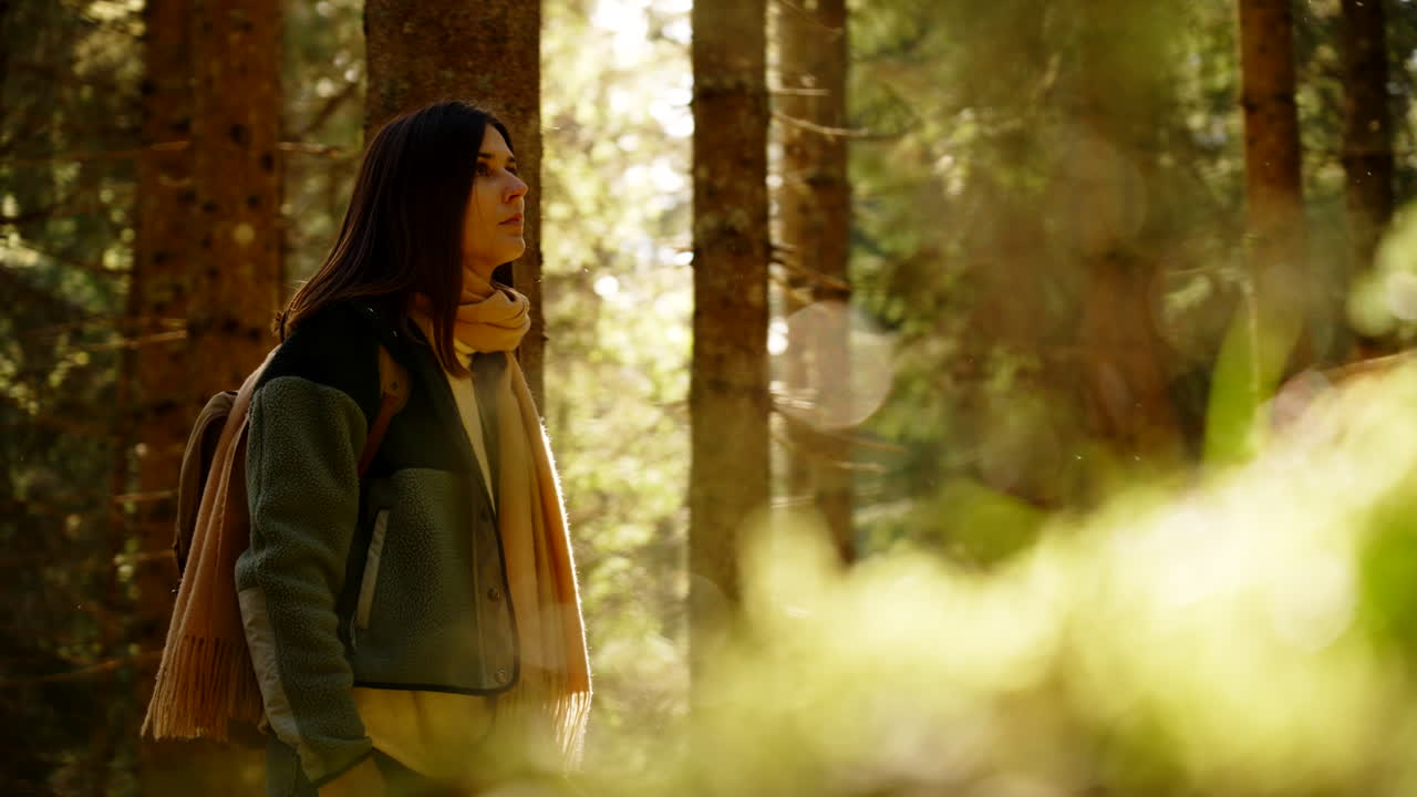 숲 에서 산책 하는 여자