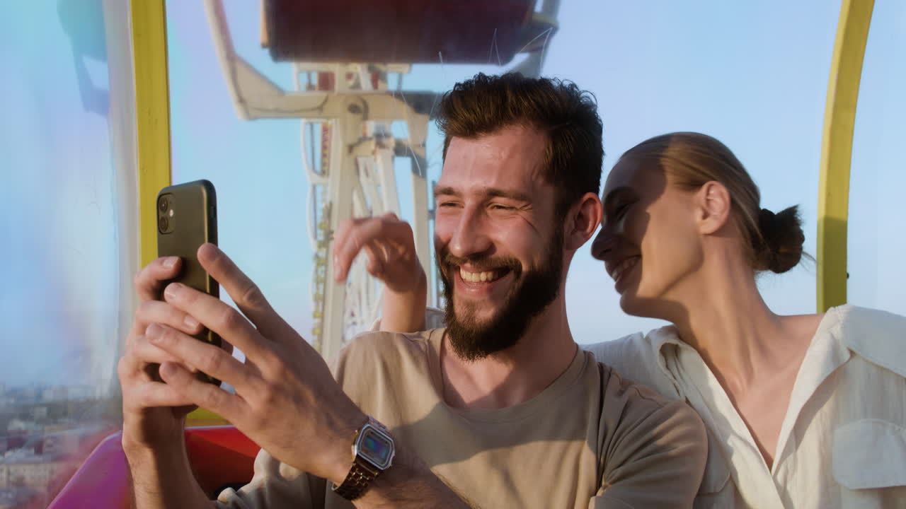 hombre registrando la fecha en la rueda de la ferris