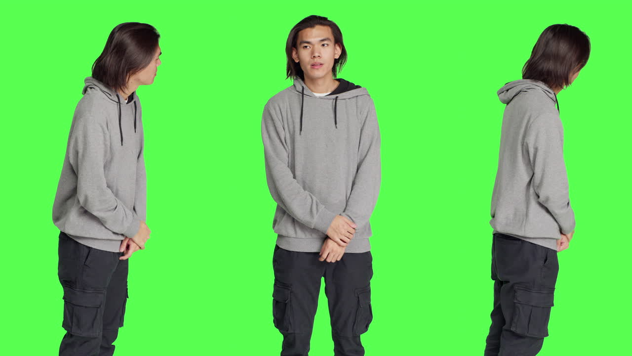 젊은 남성 모델이 시계를 보고 있습니다.