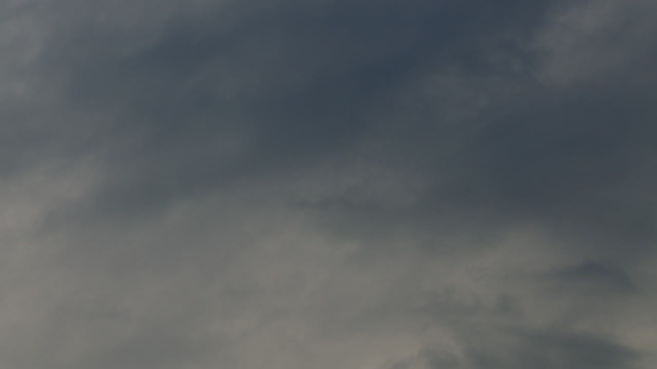 어두운 어두운 폭풍 구름. 심각한 나쁜 날씨 어두운 구름. 시간 지연