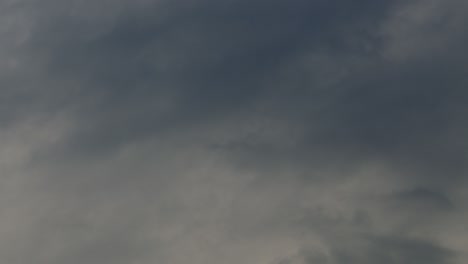 nubes de tormenta oscuras y sombrías. mal tiempo severo nubes oscuras. lapso de tiempo