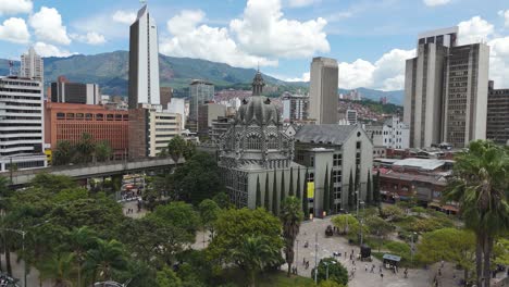 palacio de la cultura edificio de atracción turística en medellín, colombia, aérea