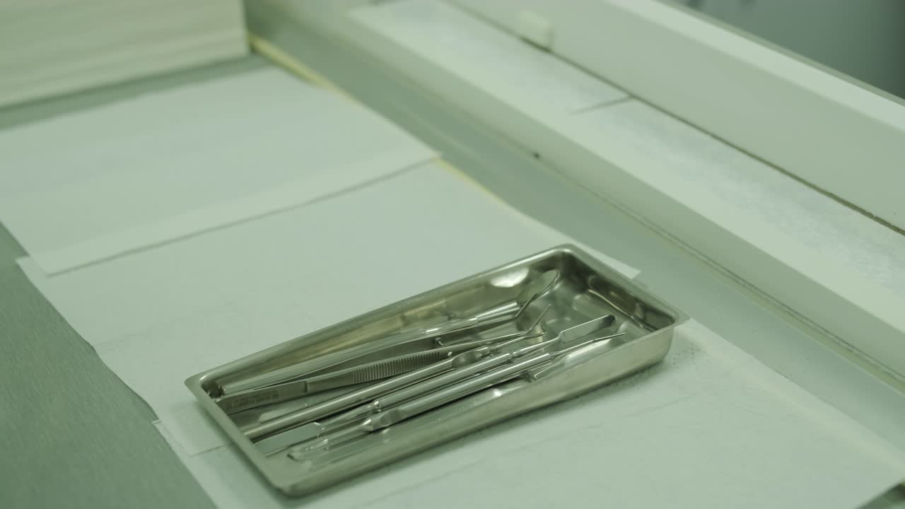 proceso de esterilización de instrumentos dentales en una clínica dental