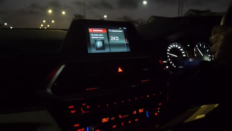 salpicadero de un coche conduciendo por la noche