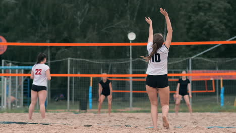 Mujeres-Compitiendo-En-Un-Torneo-Profesional-De-Voleibol-De-Playa.-Un-Defensor-Intenta-Detener-Un-Tiro-Durante-El-Voleibol-De-Playa-Profesional-Internacional-De-2-Mujeres.