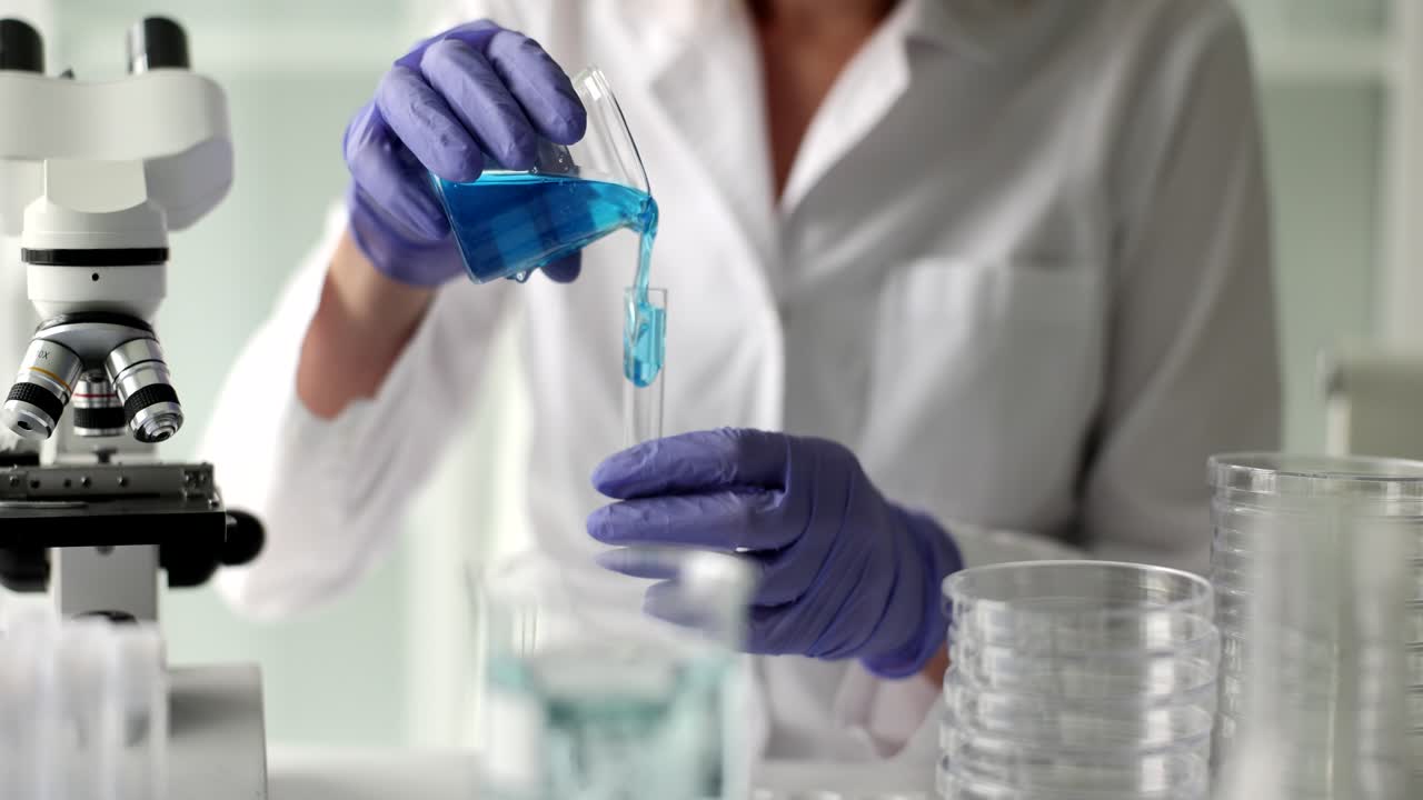 científico que lleva a cabo un experimento en un laboratorio