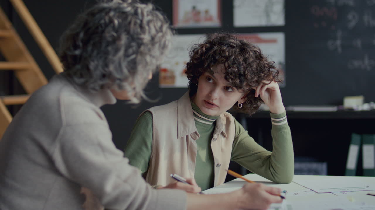 niña aprendiendo inglés con la ayuda de una tutora en clases privadas