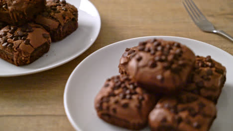 dark-chocolate-brownies-with-chocolate-chips-on-top