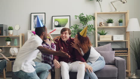 celebración de cumpleaños con amigos