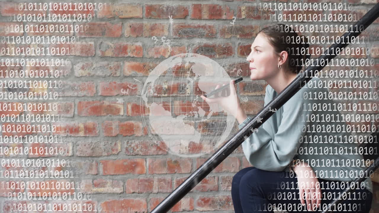анимация глобуса и двоичный код над кавказской женщиной, разговаривающей на смартфоне
