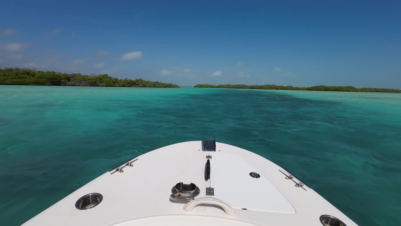 pov navegando desde un barco de pesca mirando el horizonte los rocas humedal, venezuela