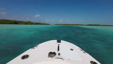 POV-Navegando-Desde-Un-Barco-Pesquero-Mirando-Al-Horizonte-Humedal-Los-Roques,-Venezuela