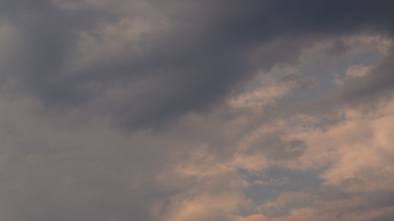 자연 환경 대기 오염 개념: 방울이 아지며 구름이 쌓여 있습니다.