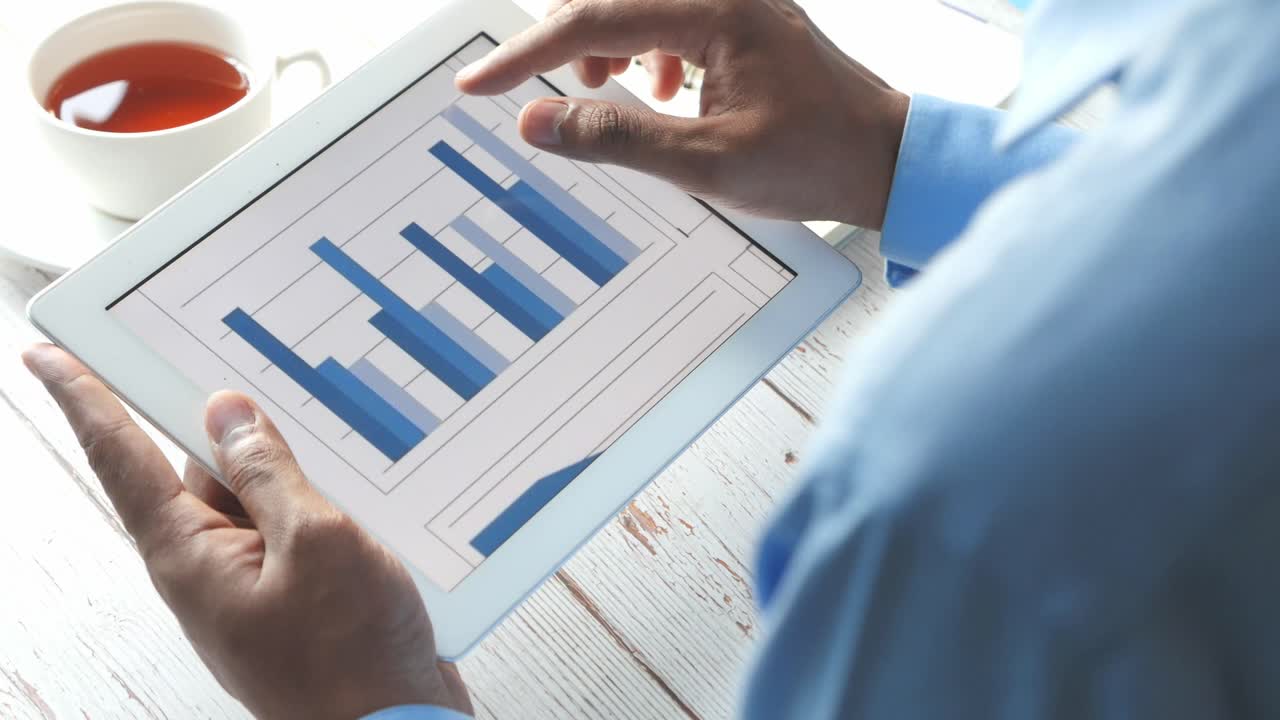 persona de negocios analizando datos en una tableta