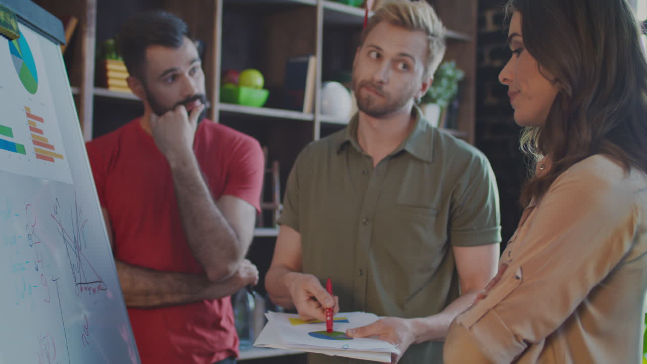 un hombre de negocios creativo explicando una idea a colegas escépticos.