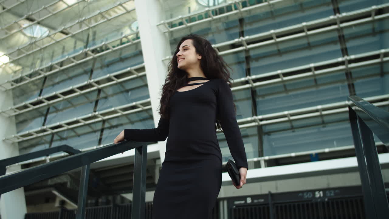 una mujer de negocios bonita tocando el cabello en la calle.