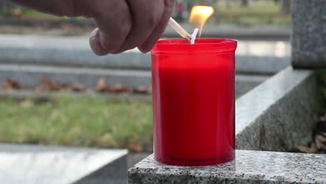 Aufstellen-Und-Anzünden-Einer-Grabkerze-Auf-Dem-Friedhof