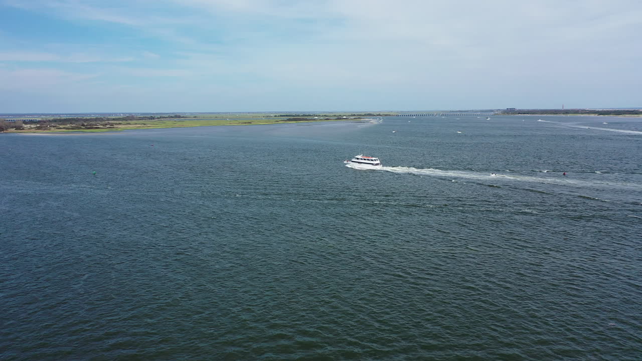 una vista aérea de drones sobre la entrada de jones en un día soleado