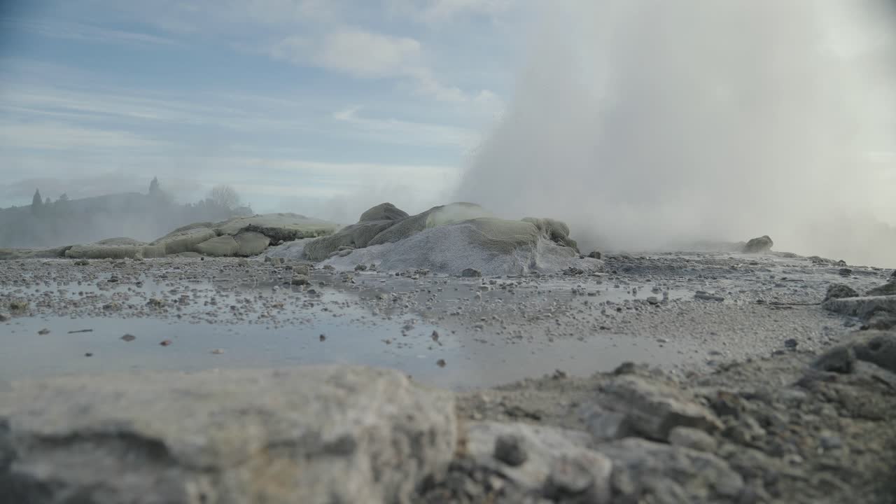 пузырьки воды над скалами вокруг геотермального гейзера
