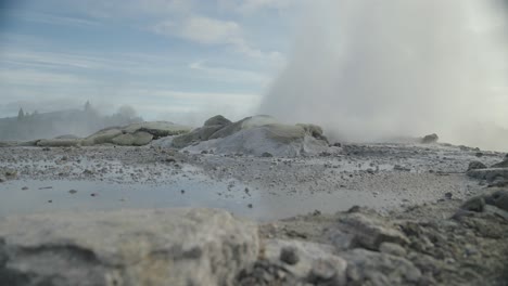 Agua-Burbujeante-Sobre-Rocas-Alrededor-Del-Géiser-Geotérmico