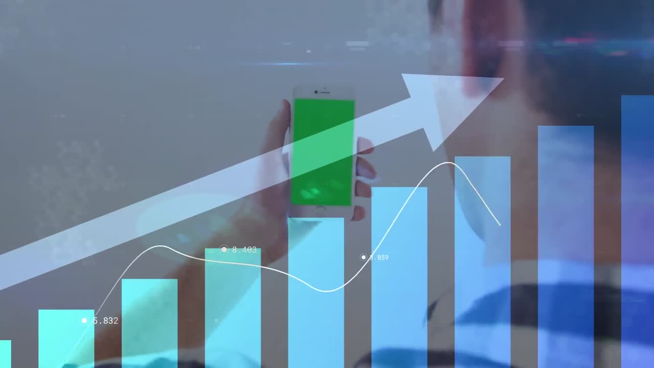 animación de flecha y procesamiento de estadísticas sobre el hombre usando un teléfono inteligente con pantalla verde