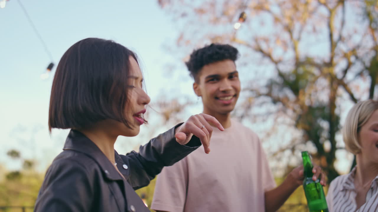 축제 학생들이 옥상 파티에서 춤을 추고 행복한 친구들이 음료를 즐기고 있습니다.