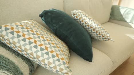 sofá beige con almohadas con patrones