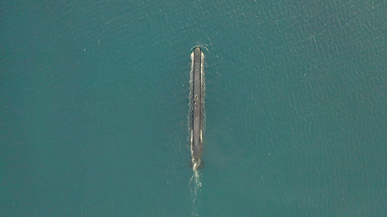 por encima del agua... por ahora