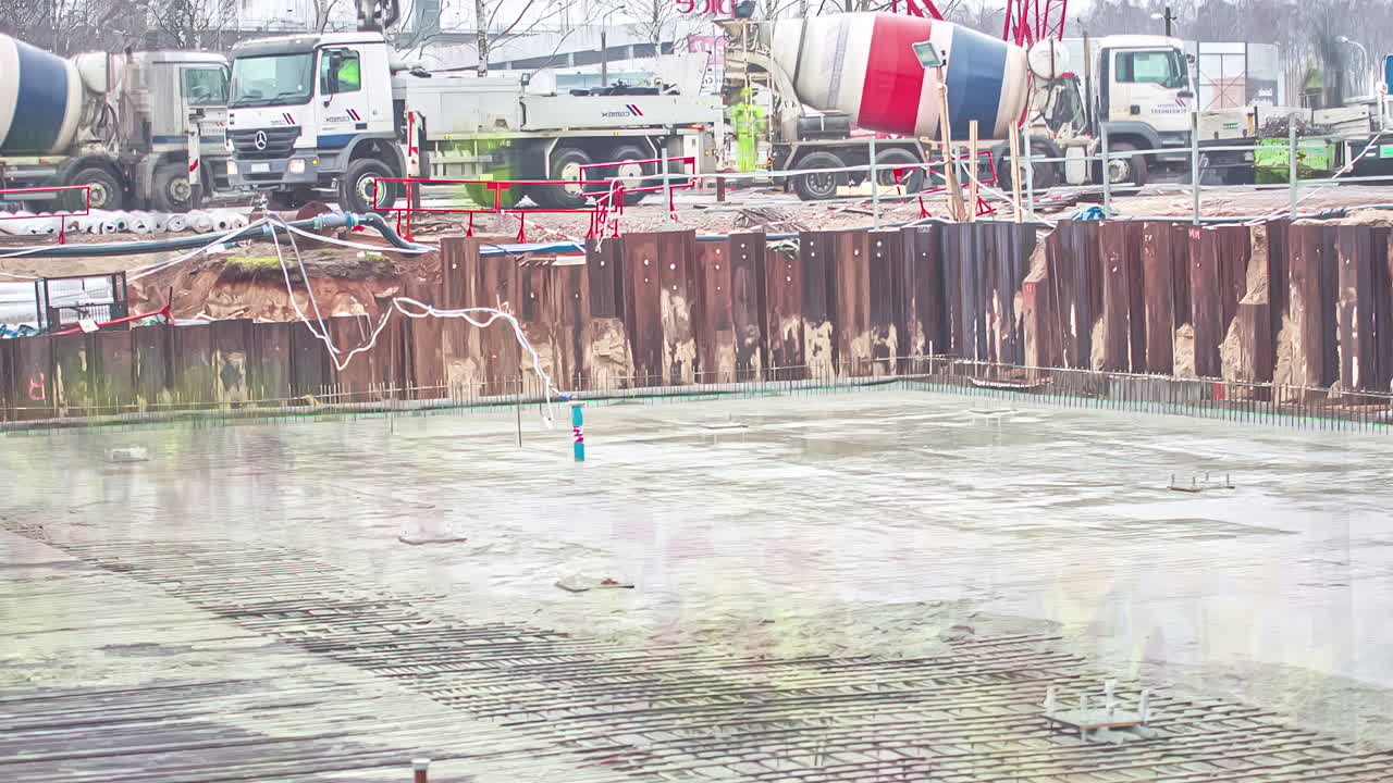 콘크리트 믹서 트럭으로 건설 현장에서 일하는 남자들