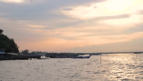 Abendstimmung-Des-Strandes-Und-Der-Fischer