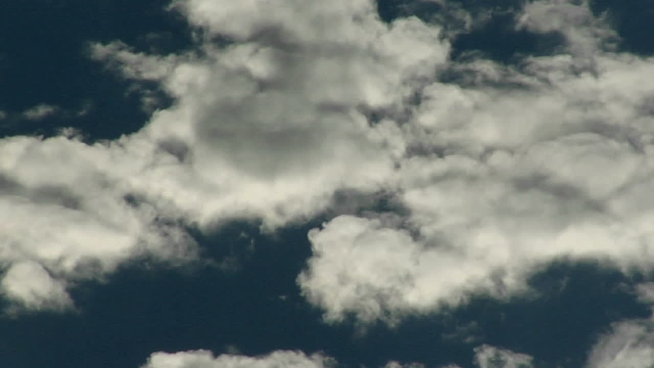 nubes blancas a la deriva en un cielo azul en el lapso de tiempo
