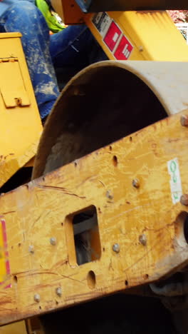 ingeniero nivelando el suelo con un rodillo de carretera