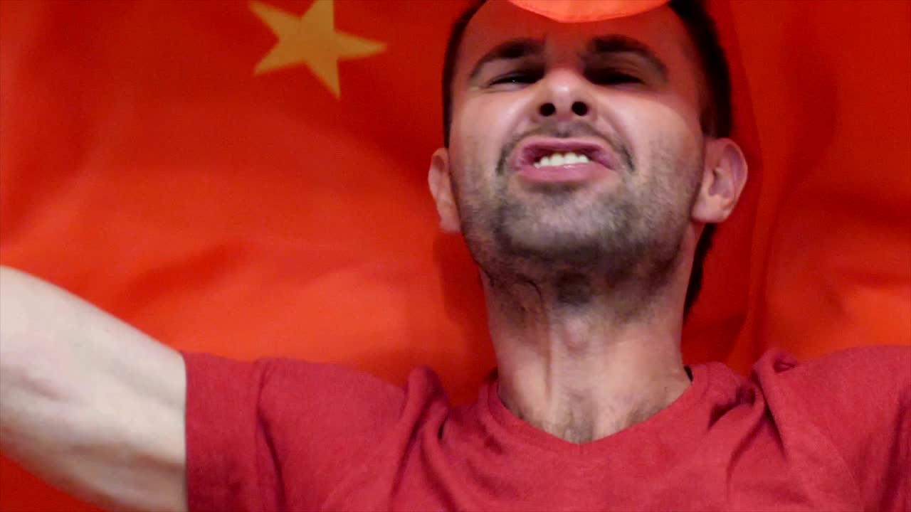 un fanático chino celebra sosteniendo la bandera de china en cámara lenta, 4k, de alta calidad