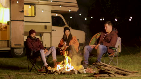 grupo de amigos disfrutando de un momento tranquilo frente al fuego