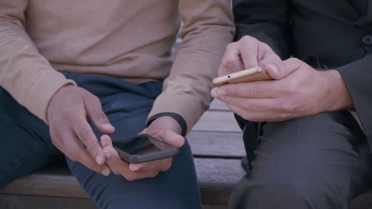 Uomini adulti che usano smartphone